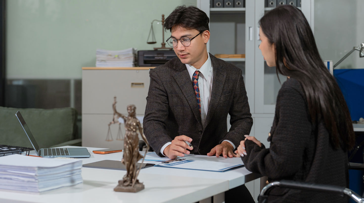 Documents juridiques français disposés sur bureau pour première consultation avocat : contrat de travail, bulletins de salaire et courrier de licenciement